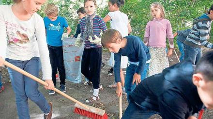 Kleine Feger. Wieso nicht mal den Waldboden säubern? Im Falle der Clara-Grunwald-Grundschule Kreuzberg macht das Sinn. Denn der benachbarte Robinienhain wird von den Kindern und Jugendlichen mitgenutzt. Bisher fanden sich dort immer wieder die Hinterlassenschaften von Drogendeals – ein Missstand, der jetzt beendet werden soll. 