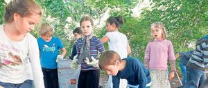 Kleine Feger. Wieso nicht mal den Waldboden säubern? Im Falle der Clara-Grunwald-Grundschule Kreuzberg macht das Sinn. Denn der benachbarte Robinienhain wird von den Kindern und Jugendlichen mitgenutzt. Bisher fanden sich dort immer wieder die Hinterlassenschaften von Drogendeals – ein Missstand, der jetzt beendet werden soll. 