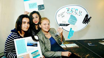 Mehr als Sprechblasen. Die Schülerinnen Melisa, Neslihan und Diana vom Robert-Blum-Gymnasium in Schöneberg haben sich für die Ausstellung „Villa Global“ im Jugend Museum mit dem Leben von Israelis in Berlin beschäftigt. 