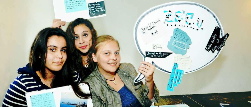 Mehr als Sprechblasen. Die Schülerinnen Melisa, Neslihan und Diana vom Robert-Blum-Gymnasium in Schöneberg haben sich für die Ausstellung „Villa Global“ im Jugend Museum mit dem Leben von Israelis in Berlin beschäftigt. 