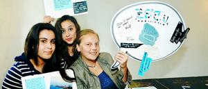 Mehr als Sprechblasen. Die Schülerinnen Melisa, Neslihan und Diana vom Robert-Blum-Gymnasium in Schöneberg haben sich für die Ausstellung „Villa Global“ im Jugend Museum mit dem Leben von Israelis in Berlin beschäftigt. 