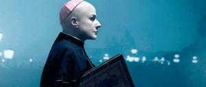 Ja, sie ist’s. Cecilia Bartoli, zurechtgemacht als Abbé Steffani, vor nächtlicher Kulisse. Foto: Decca/Uli Weber