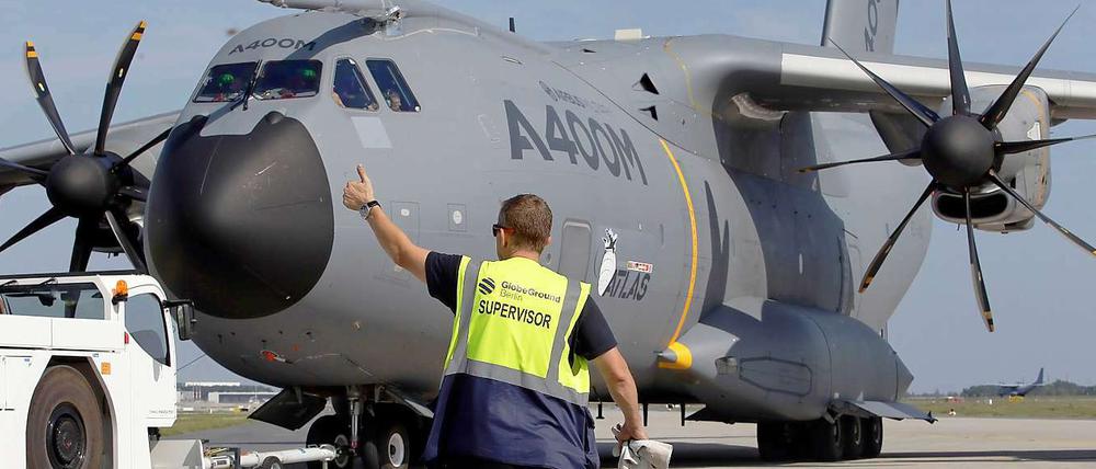 Ila-Vorbereitung: Ein Mitarbeiter des Bodenpersonals weist dem Piloten eines Airbus A400M den Weg.