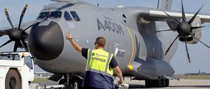 Ila-Vorbereitung: Ein Mitarbeiter des Bodenpersonals weist dem Piloten eines Airbus A400M den Weg. 