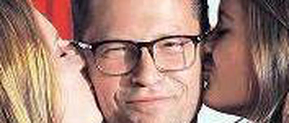 Hahn im Korb. Til Schweiger mit seinen Töchtern Lilli und Luna (re.). Foto: dpa