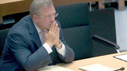 In Bedrängnis: Berlins Innensenator Frank Henkel. 