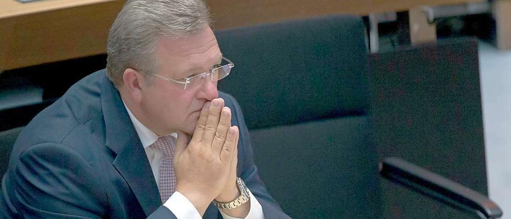In Bedrängnis: Berlins Innensenator Frank Henkel.
