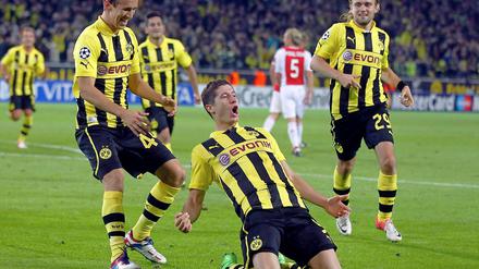 Erlösender Jubel. Robert Lewandowksi schießt das 1:0 für Borussia Dortmund gegen Ajax Amsterdam - in der 87. Minute. Zuvor sahen die 66 000 Zuschauer im Dortmunder Stadion ein unterhaltsames Spiel mit Chancen für beide Teams. 