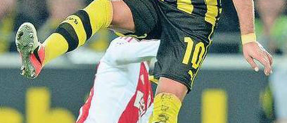 Höhenflug. Der Dortmunder Mario Götze bei einem wuchtigen Kopfball. Das Tor für Dortmund erzielte allerdings sein Teamkollege Robert Lewandowski. Foto: dpa