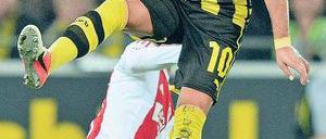 Höhenflug. Der Dortmunder Mario Götze bei einem wuchtigen Kopfball. Das Tor für Dortmund erzielte allerdings sein Teamkollege Robert Lewandowski. Foto: dpa