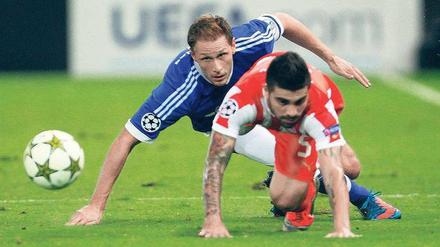 Eins, zwei, drei, wer hat den Ball? Der Schalker Benedikt Höwedes (links) und Paulo Machado von Piräus liefern sich ein ganz spezielles Duell. Foto: Reuters