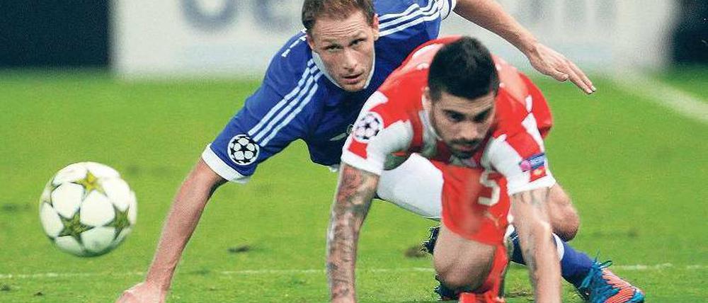 Eins, zwei, drei, wer hat den Ball? Der Schalker Benedikt Höwedes (links) und Paulo Machado von Piräus liefern sich ein ganz spezielles Duell. Foto: Reuters