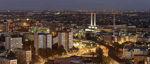 Wer darf Licht machen? Vattenfall betreibt das Berliner Stromnetz und will es weiter tun. Die Schronsteine im Bild gehören zu Vattenfalls Heizkraftwerk Mitte.