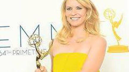 Modefarbe Gelb. „Homeland“-Darstellerin Claire Danes mit ihrem Emmy. Foto: dapd