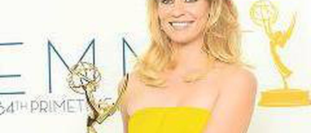 Modefarbe Gelb. „Homeland“-Darstellerin Claire Danes mit ihrem Emmy. Foto: dapd