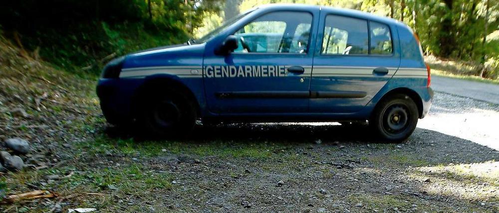 Blumen sind in der Nähe des Tatortes im französischen Annecy niedergelegt. 