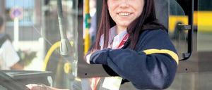 Zusteigen, bitte! Stephanie Mikolay ist eine der ersten zehn Frauen, die von der Agentur für Arbeit an die BVG vermittelt wurden - und sich dort zur Busfahrerin ausbilden lassen. In den nächsten Wochen startet sie in den Beruf.