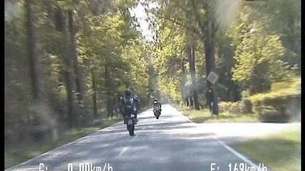 Ausschnitt aus einem Polizeivideo: Es zeigt, wie ein Motorradfahrer bei Tempo 170 auf dem Hinterrad fährt. In Berlin und Brandenburg treibt derzeit ein Raser sein Unwesen, der seine selbstmörderischen Fahrten filmt und auf Youtube veröffentlicht.
