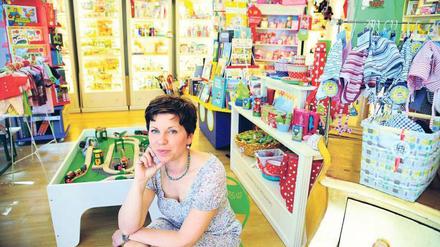 Frustriert. Beatrice Posch vom Spielzeugladen „Die kleine Gesellschaft“ muss jeden Tag für Kredite und Versicherungen zahlen - obwohl ihr Laden noch nicht eröffnet ist. 