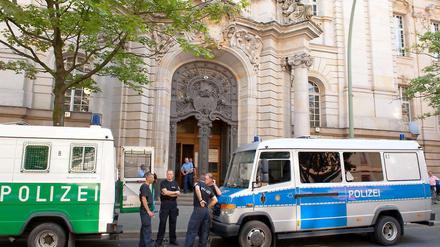 Polizeiwagen stehen am Dienstag (11.09.2012) vor dem Landgericht Moabit in Berlin. Der Prozess gegen vier Mitglieder der Rockergruppe Bandidos wegen eines Racheaktes an den verfeindeten Hells Angels ist streng bewacht eröffnet worden. Im Prozess sitzt ein Aussteiger, der sich den Ermittlern anvertraute. 