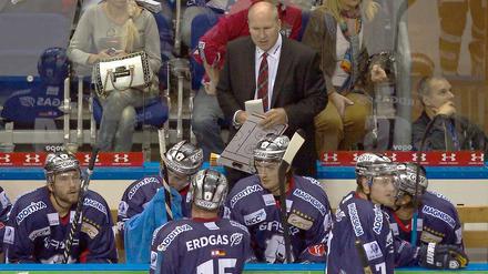 Es läuft noch nicht. Die Eisbären und ihr Trainer.