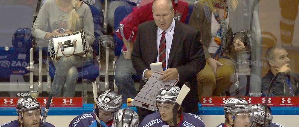 Es läuft noch nicht. Die Eisbären und ihr Trainer.