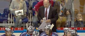 Es läuft noch nicht. Die Eisbären und ihr Trainer.