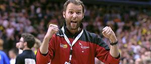 Seht her, so geht's! Füchse-Trainer Sigurdsson feierte den Punktgewinn gegen Kiel