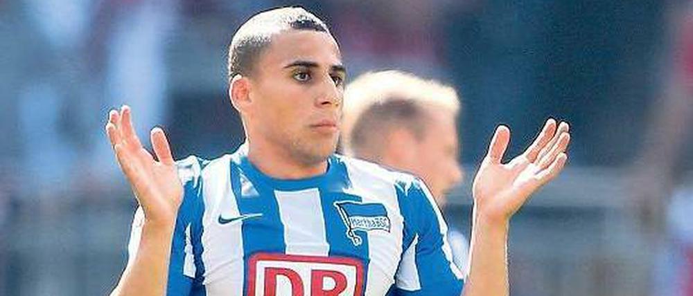 Tut mir leid, Jungs! Änis Ben-Hatira, von Tumulten geschüttelter Mittelfeldspieler in Diensten von Hertha BSC. 