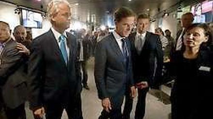 Fernsehdebatte. Der rechtsradikale Kandidat Geert Wilders, Regierungschef Mark Rutte und der Sozialist Emile Roemer treffen sich, um über den richtigen Weg für die Niederlande zu streiten. Die Wahl steht kurz bevor. 