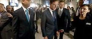 Fernsehdebatte. Der rechtsradikale Kandidat Geert Wilders, Regierungschef Mark Rutte und der Sozialist Emile Roemer treffen sich, um über den richtigen Weg für die Niederlande zu streiten. Die Wahl steht kurz bevor. 