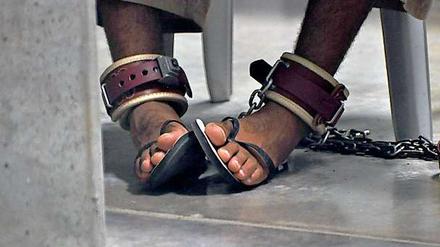 Ein Häftling in Guantanamo mit Fußschellen (von der US-Armee herausgegebenes Archiovfoto). 