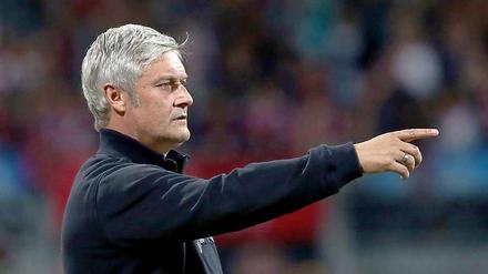 Gerade aus. Frankfurts Trainer Armin Veh achtet darauf, dass die jüngsten Erfolge seine Mannschaft nicht übermütig werden lassen. Die Favoritenrolle beim Spiel gegen Dortmund schiebt er dem deutschen Meister zu. 