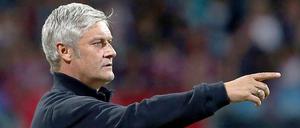 Gerade aus. Frankfurts Trainer Armin Veh achtet darauf, dass die jüngsten Erfolge seine Mannschaft nicht übermütig werden lassen. Die Favoritenrolle beim Spiel gegen Dortmund schiebt er dem deutschen Meister zu. 