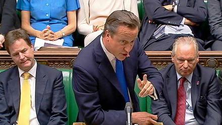 Das Mehrheitswahlrecht in Großbritannien hat bis zur aktuellen Koalitionsregierung genau das meistens verhindert. Doch seit der bisher letzten Wahl regieren David Cameron (mitte) und Nick Clegg (links) in London gemeinsam - trotz Mehrheitswahlrecht. 