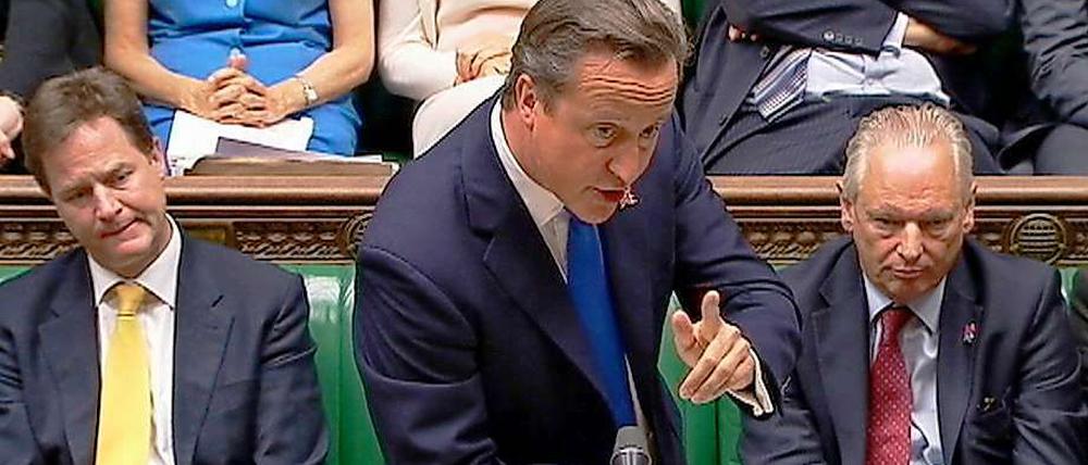 Das Mehrheitswahlrecht in Großbritannien hat bis zur aktuellen Koalitionsregierung genau das meistens verhindert. Doch seit der bisher letzten Wahl regieren David Cameron (mitte) und Nick Clegg (links) in London gemeinsam - trotz Mehrheitswahlrecht.