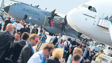 Airbus präsentiert auf der Ila auch den lange verzögerten Militärtransporter A400M (hinten).