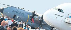 Airbus präsentiert auf der Ila auch den lange verzögerten Militärtransporter A400M (hinten).