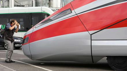 Auf dem Freigelände. 115 Fahrzeuge stehen auf den Gleisanlagen der Messe. Samstag und Sonntag kann das Publikum sie besichtigen. 