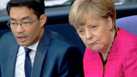 Vizekanzler Philipp Rösler (FDP) und Bundeskanzlerin Angela Merkel (CDU): Die FDP lehnt den Kompromiss zum Betreuungsgeld ab, neue Streit in der Koalition droht.