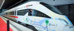 Wie stolz die Bahn auf die Kooperation mit Google ist, lässt sich hier ablesen: Ein ICE fährt künftig mit den Logos beider Konzerne.