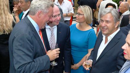 Bessere Kreise. Klaus Wowereit beim Plausch mit Gästen des VBKI-Sommerfests und VBKI-Chef Markus Voigt (2. v. li.)