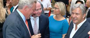 Bessere Kreise. Klaus Wowereit beim Plausch mit Gästen des VBKI-Sommerfests und VBKI-Chef Markus Voigt (2. v. li.)