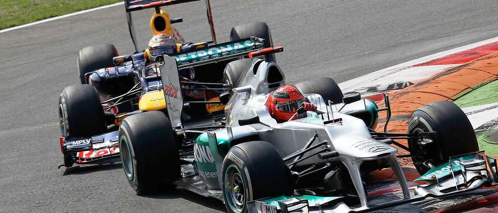 Michael Schumacher (vorn) wird von Sebastian Vettel bedrängt. Am Ende kam nur einer der beiden Deutschen überhaupt ins Ziel.