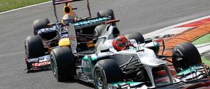 Michael Schumacher (vorn) wird von Sebastian Vettel bedrängt. Am Ende kam nur einer der beiden Deutschen überhaupt ins Ziel.