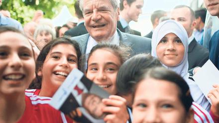 Kinder, Kinder, was für ein Tag! Auch die Jüngsten machten sich beim Bürgerfest auf Autogrammjagd. Und Bundespräsident Joachim Gauck versuchte, alle Signier- und Fotowünsche zu erfüllen. Foto: dapd / Bilan