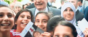 Kinder, Kinder, was für ein Tag! Auch die Jüngsten machten sich beim Bürgerfest auf Autogrammjagd. Und Bundespräsident Joachim Gauck versuchte, alle Signier- und Fotowünsche zu erfüllen. Foto: dapd / Bilan