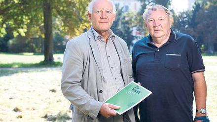 Park-Freunde der ersten Stunde. Volker Wenda (mit Buch) und Peter Schmoll setzen sich für die Pflege des verwildernden Areals in Buch ein.