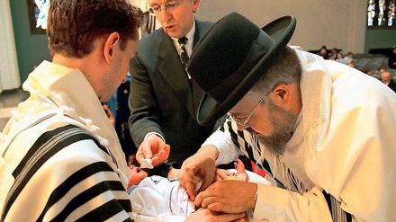 Eine rituelle Beschneidung. Der Streit darum ebbt nicht ab.
