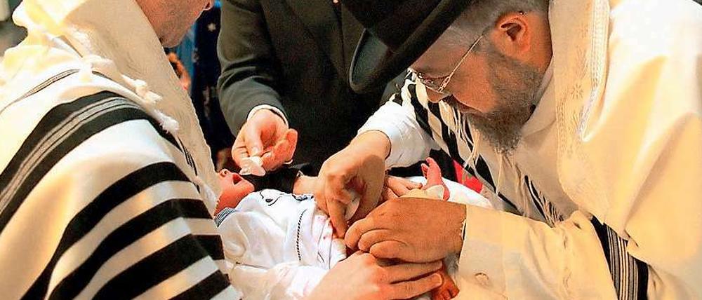 Eine rituelle Beschneidung. Der Streit darum ebbt nicht ab.